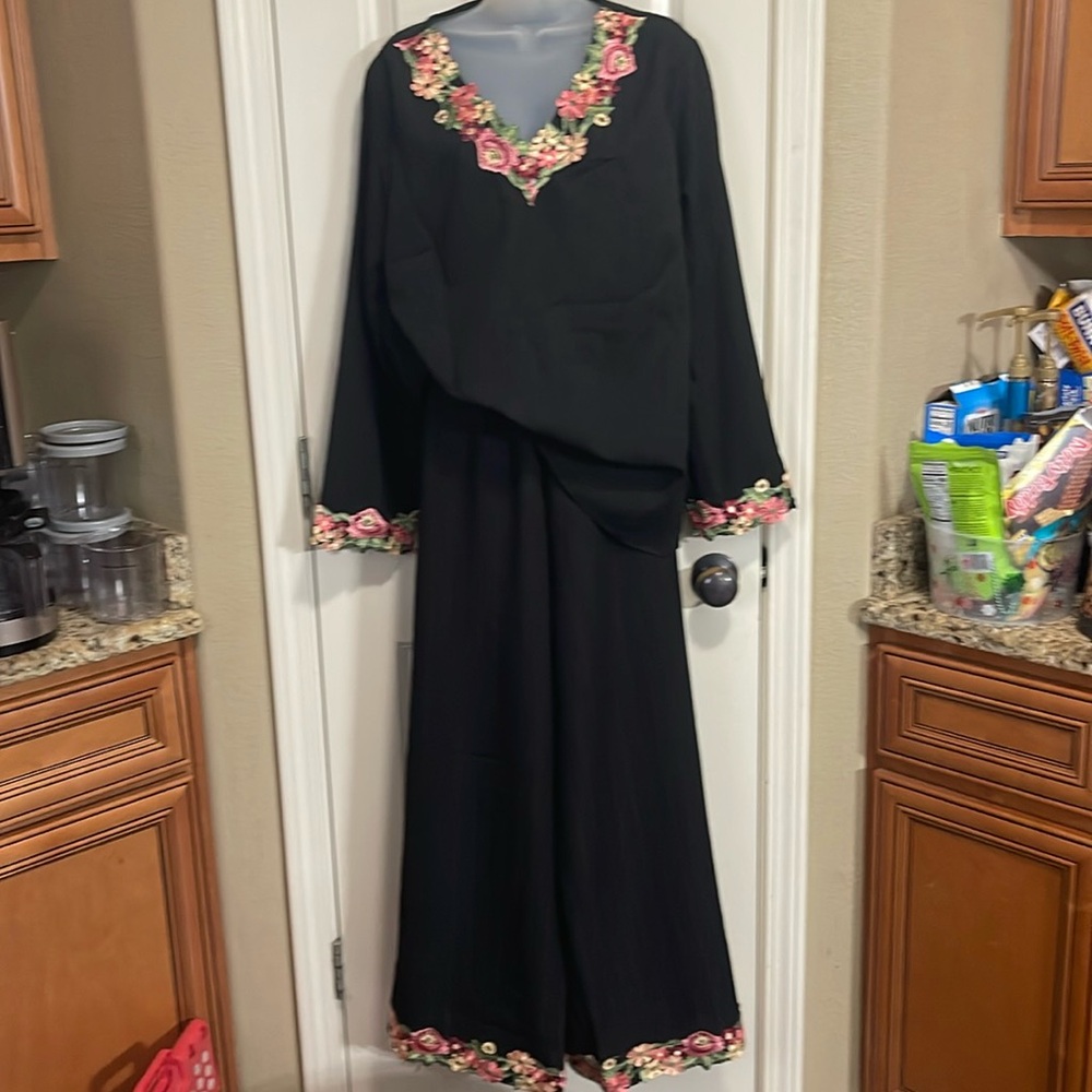 2 piece set with embroidered flowers size 1X